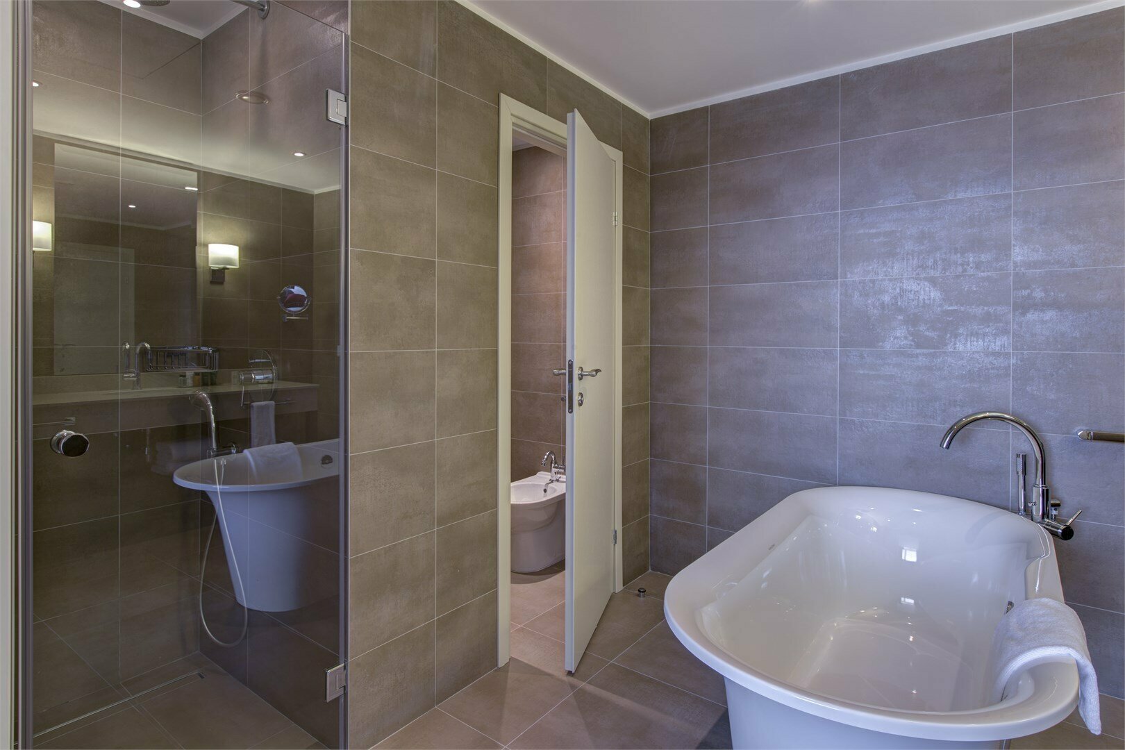 номер ДЕЛЮКС ПРЕДСТАВИТЕЛЬСКИЙ c 1 двуспальной кроватью