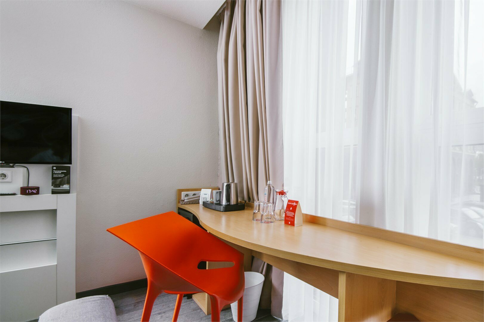 Номер Premium, увеличенная площадь – двуспальная кровать и кресло