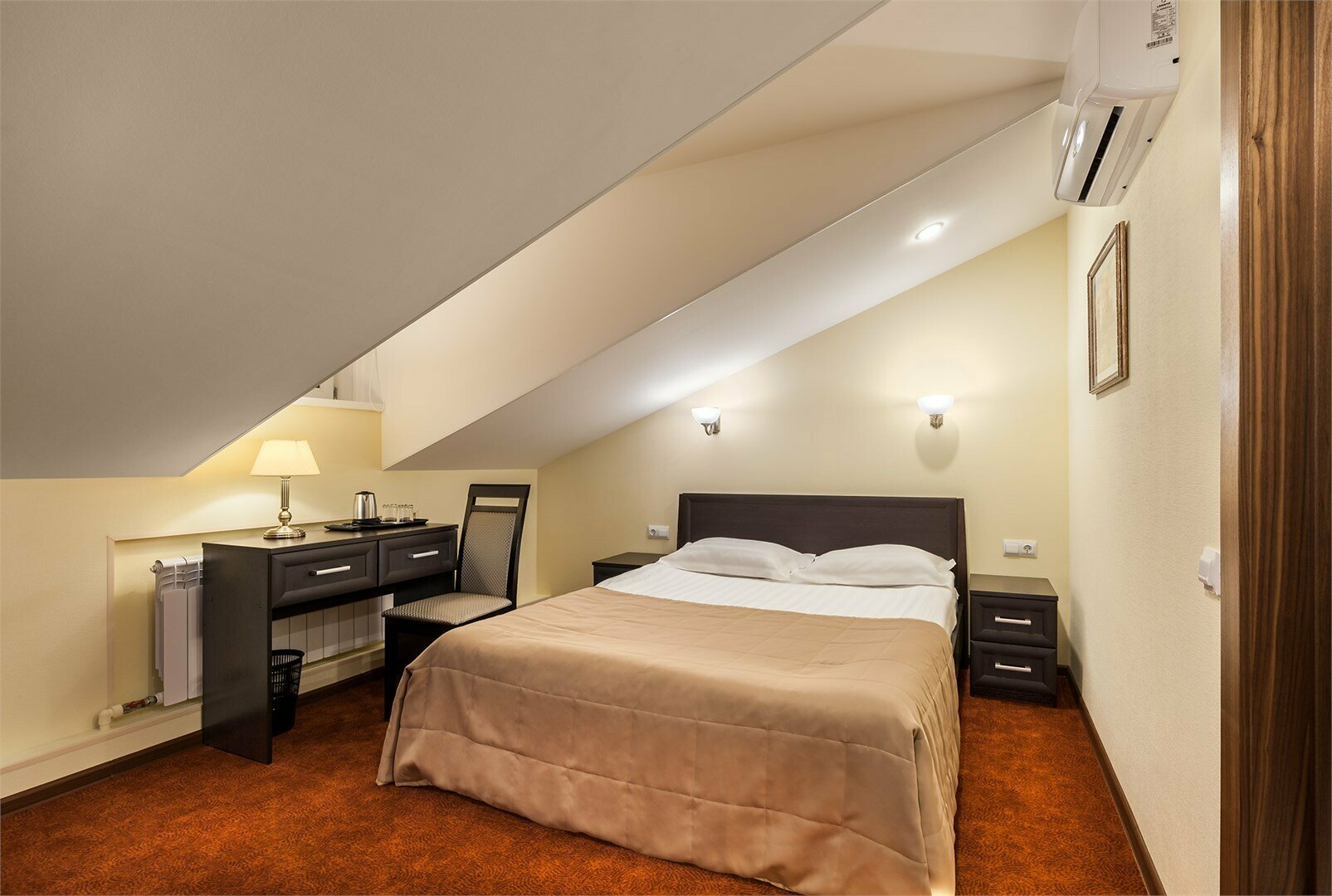 НЕБОЛЬШОЙ СТАНДАРТ с двуспальной кроватью, видом на Невский проспект/тихий дворик/уютными мансардными окнами