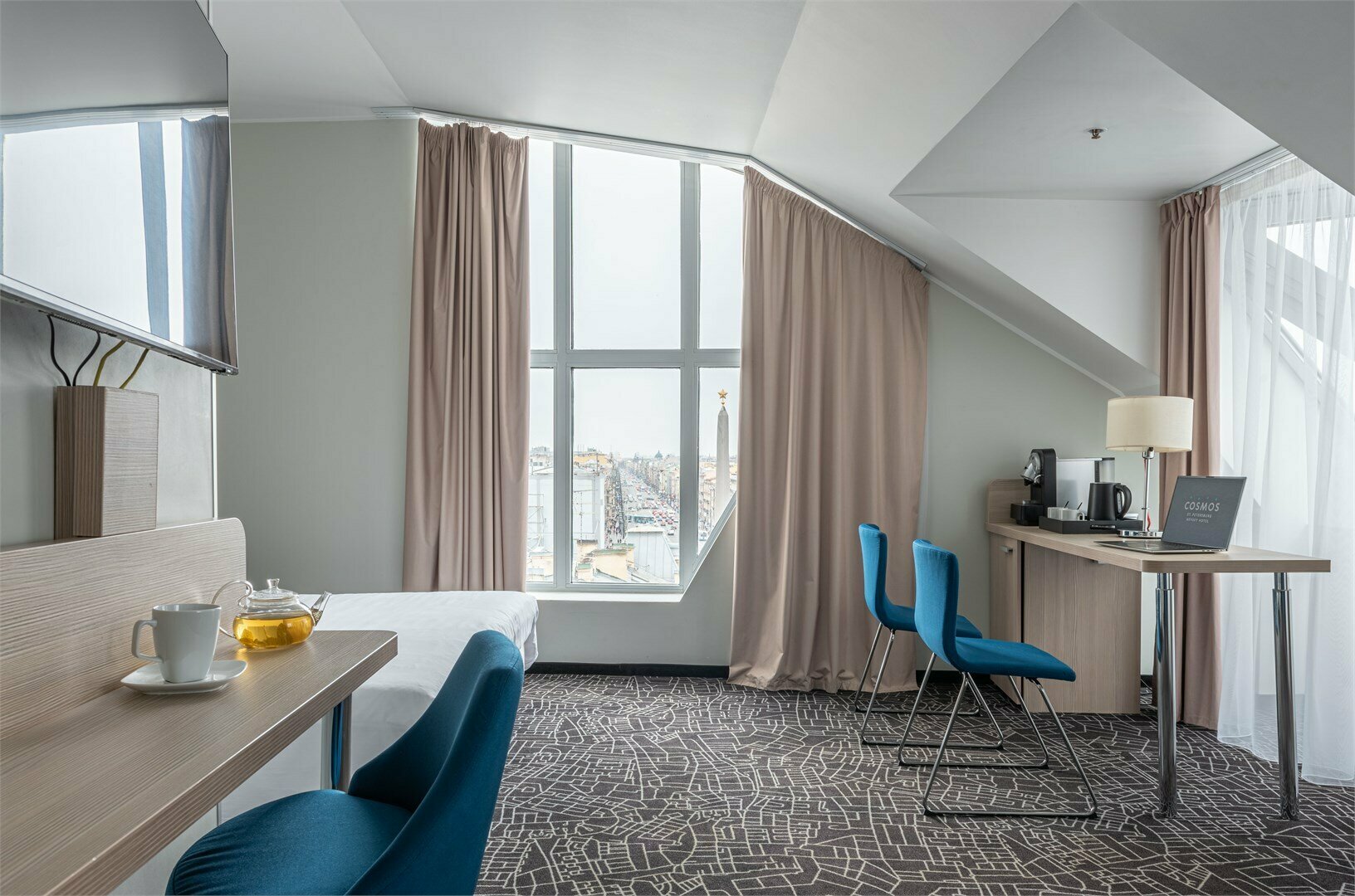 Полулюкс с одной большой двуспальной кроватью