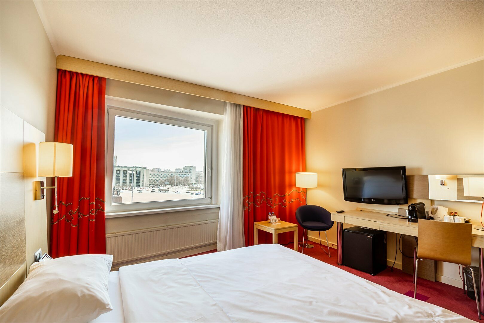 Улучшенный с видом на Площадь Победы