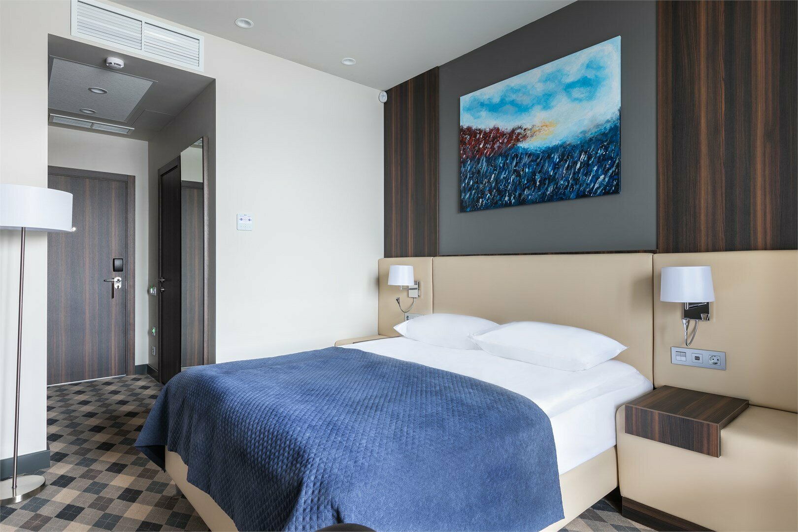 Стандарт с видом на озеро