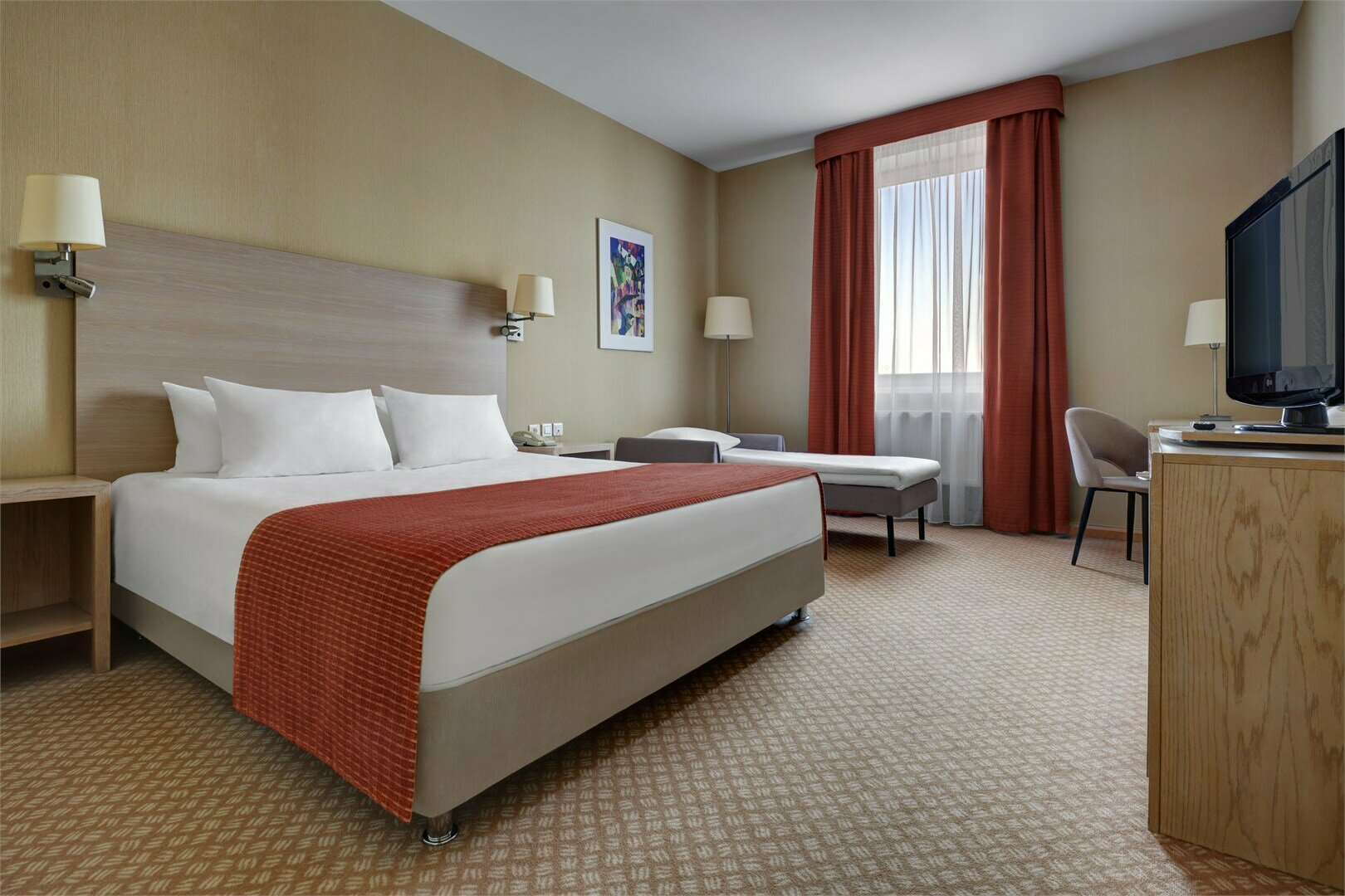 Представительский улучшенный номер с большой двуспальной кроватью