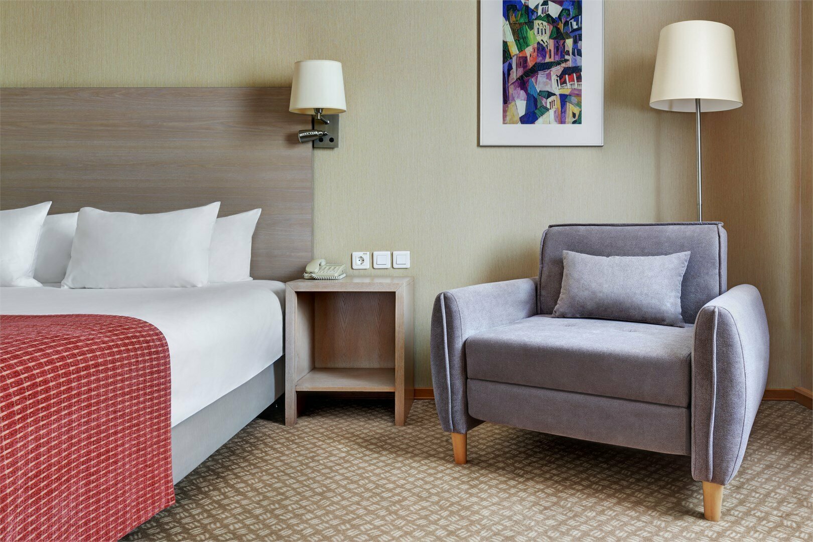 Улучшенный номер с большой двуспальной кроватью на высоком этаже