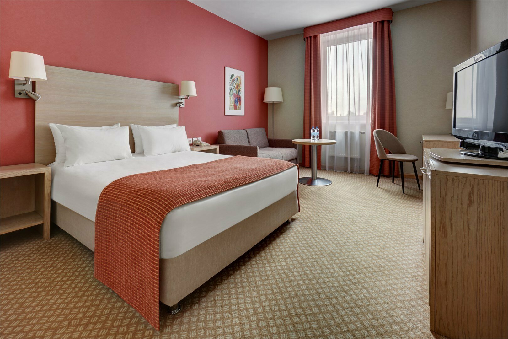 Представительский номер с двуспальной кроватью и диваном