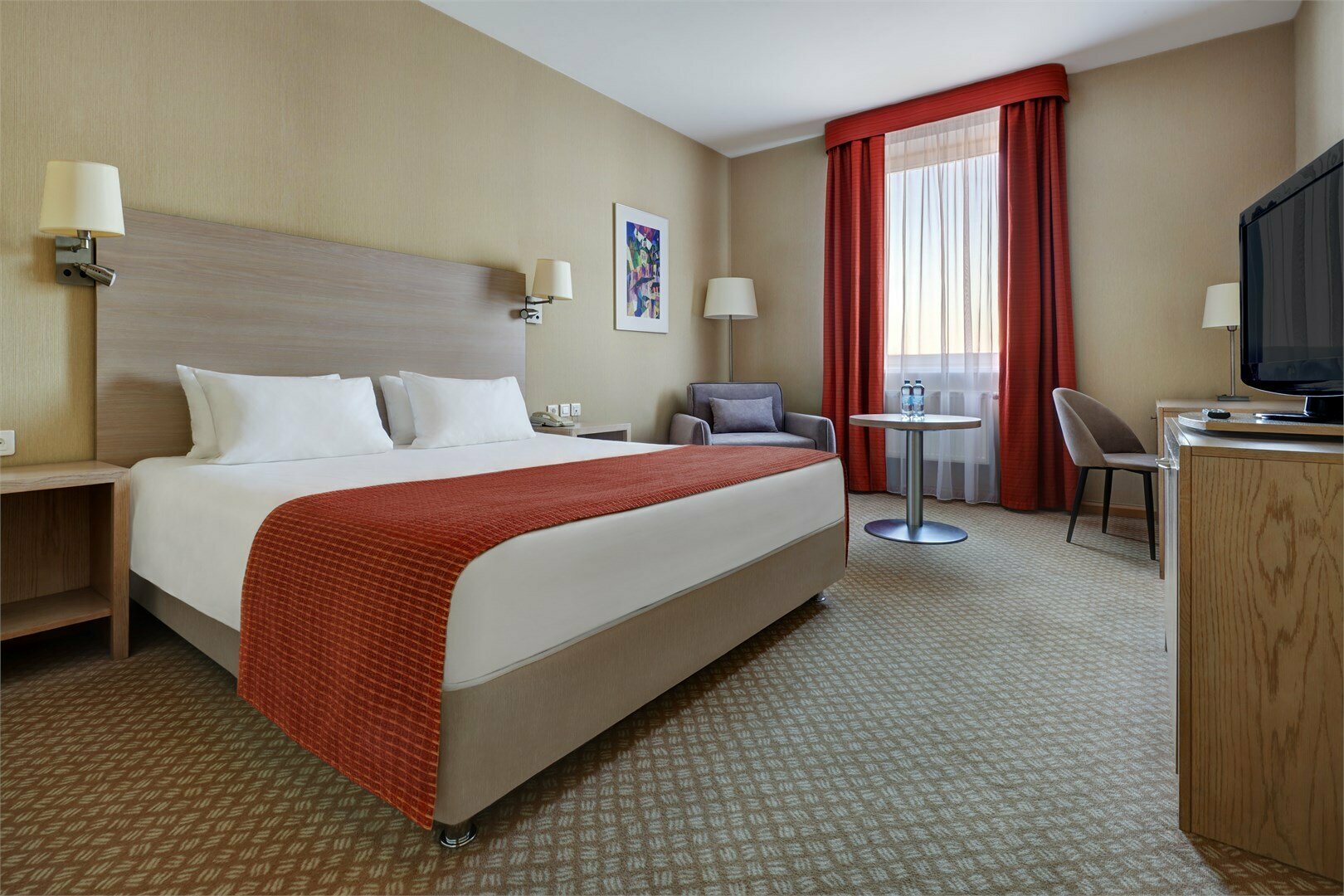 Улучшенный номер с большой двуспальной кроватью на высоком этаже