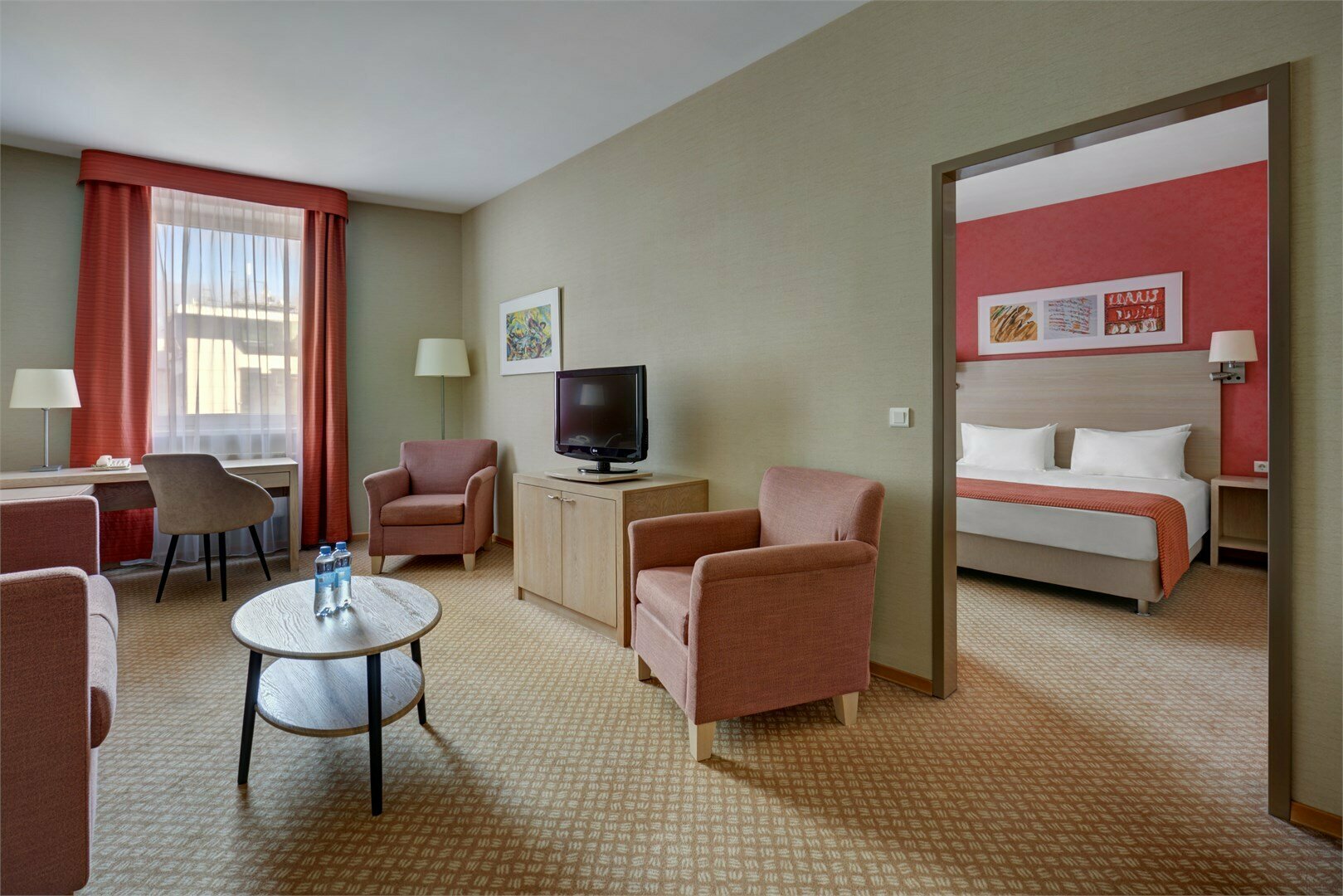 Двухкомнатный люкс с большой двуспальной кроватью и диваном