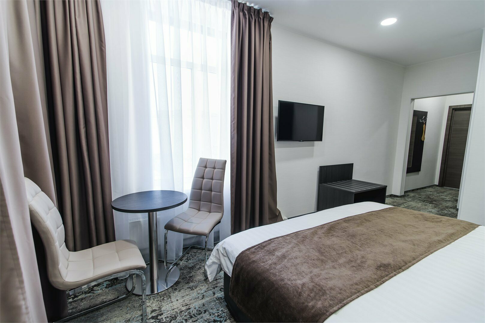 DOUBLE + Стандарт двухместный с 1 очень большой кроватью