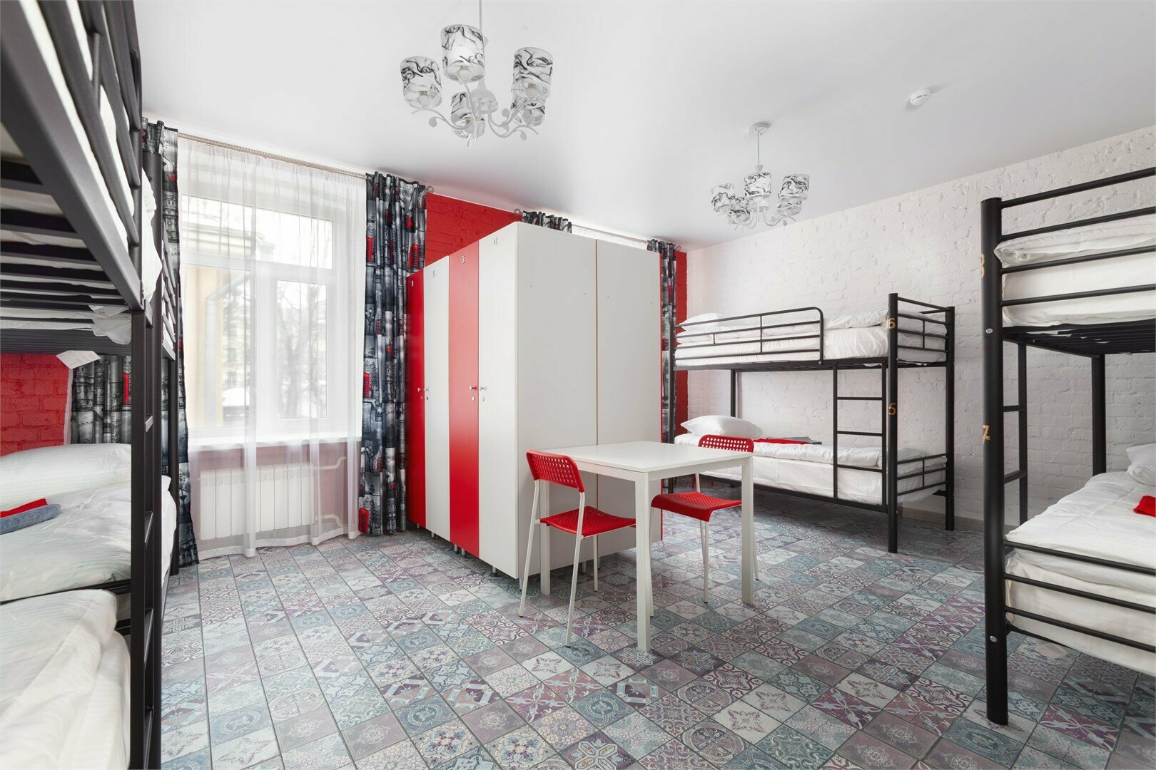 Кровать в общем 8-местном номере для мужчин и женщин