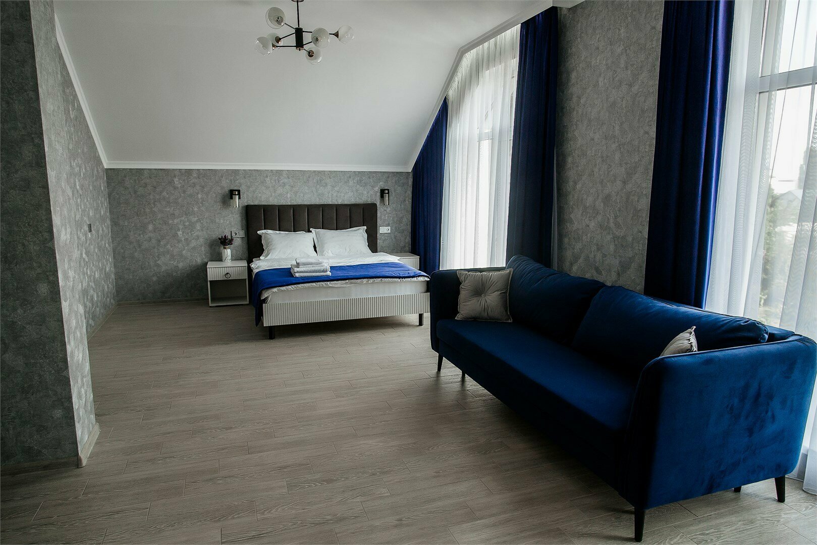 Люкс  с видом на озеро и балконом