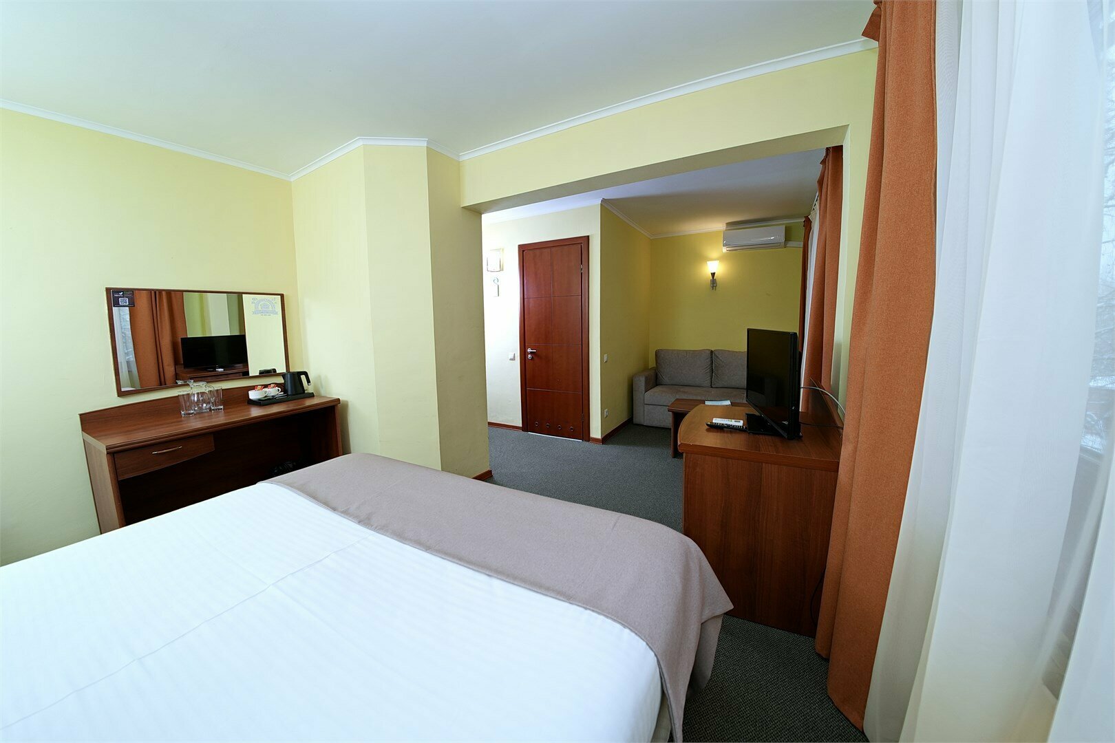 Медиум. Заезд в 18-00, выезд в 16-00.