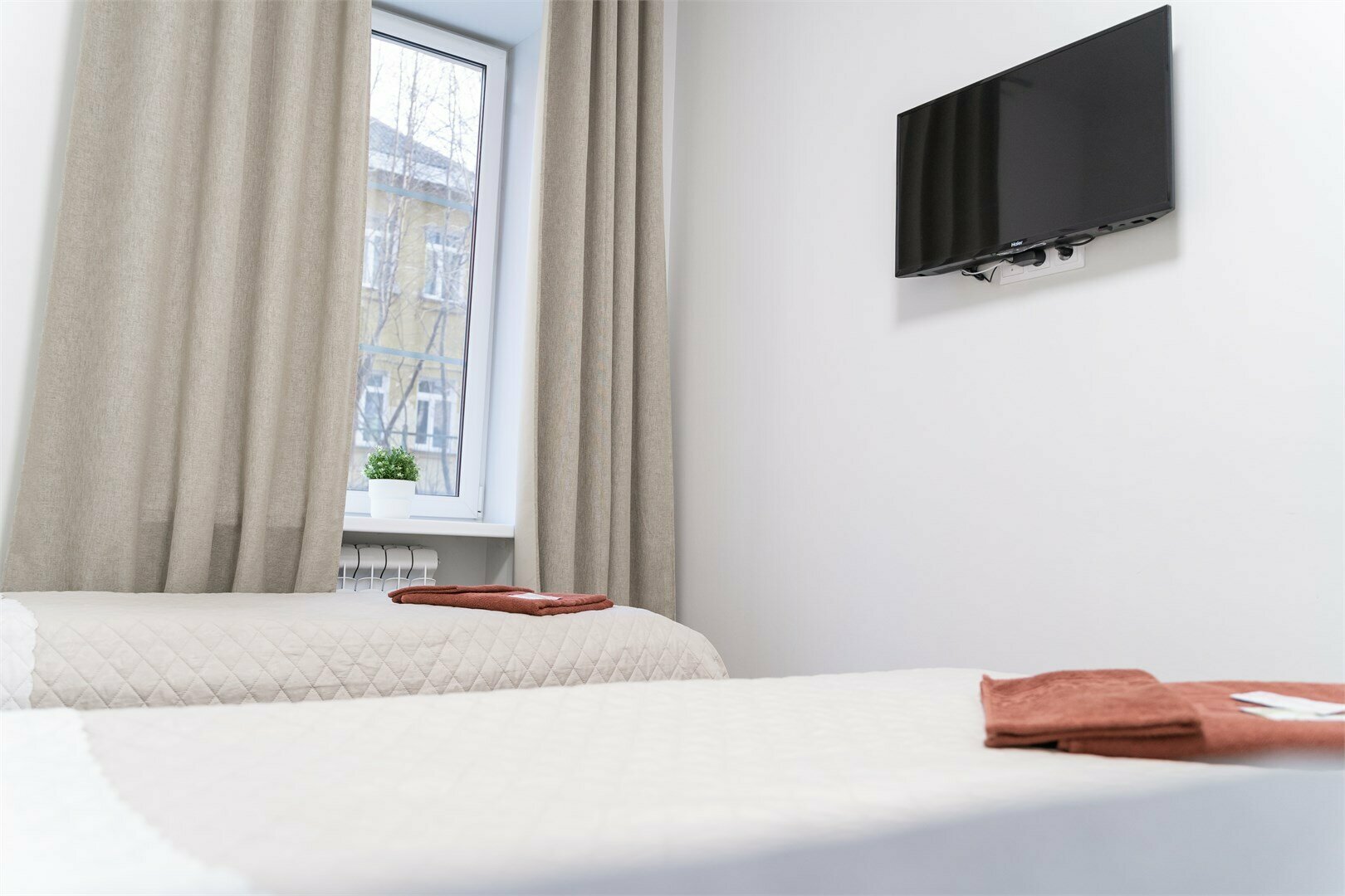 Двухместный номер с 2 отдельными кроватями и общей ванной комнатой