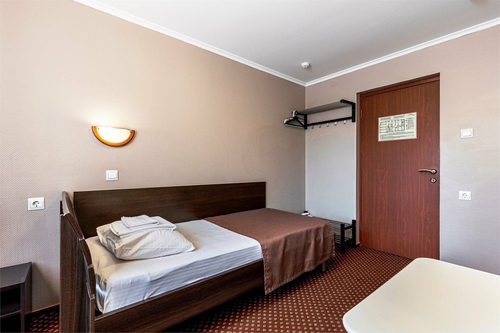 Одноместный номер без балкона и общими удобствами на этаже