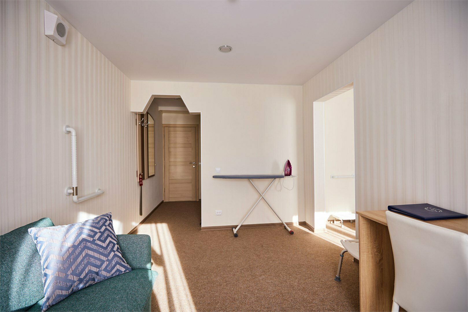 Двухкомнатный, двухместный номер для гостей с ограниченными физическими возможностями