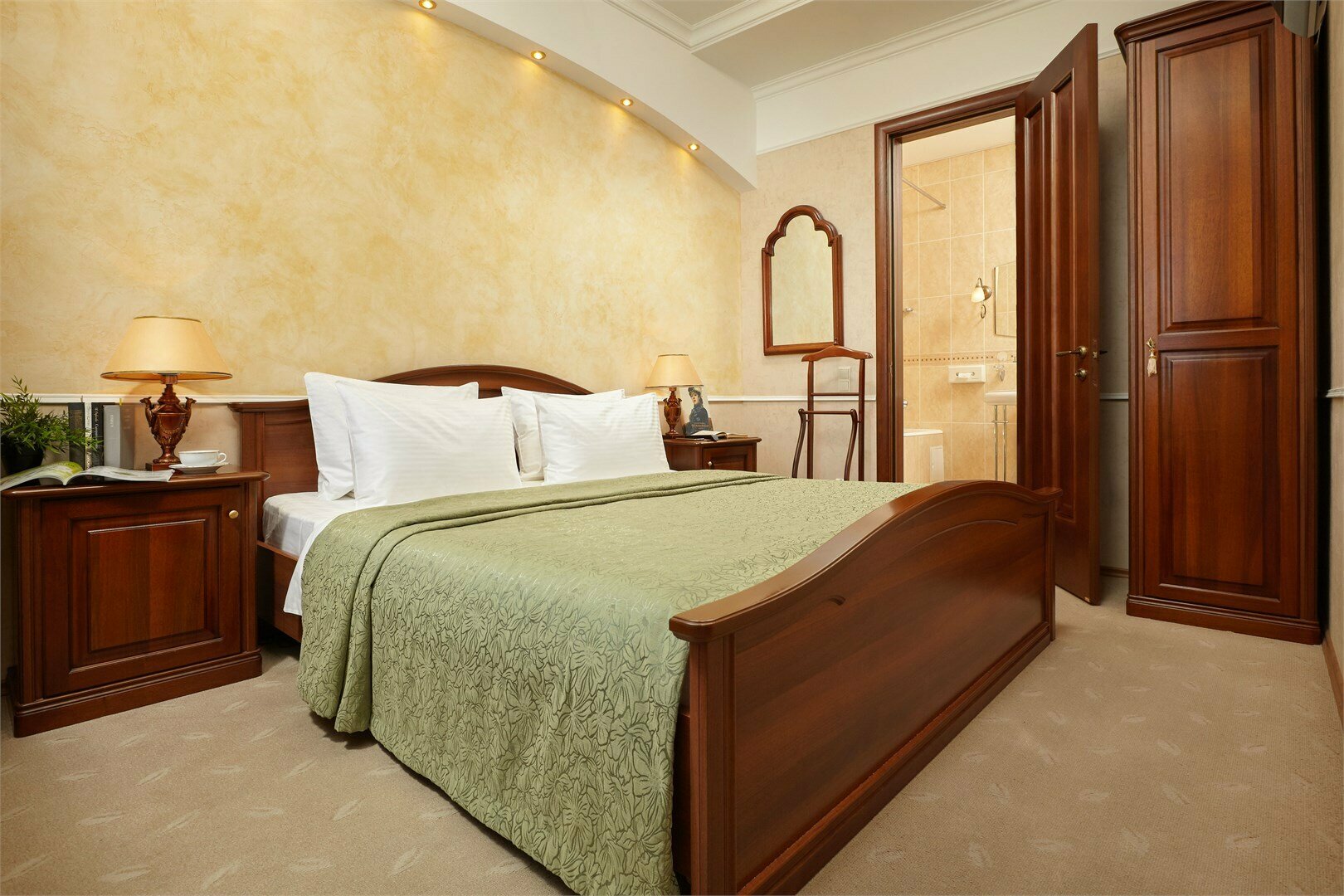 Сюит  трехкомнатный