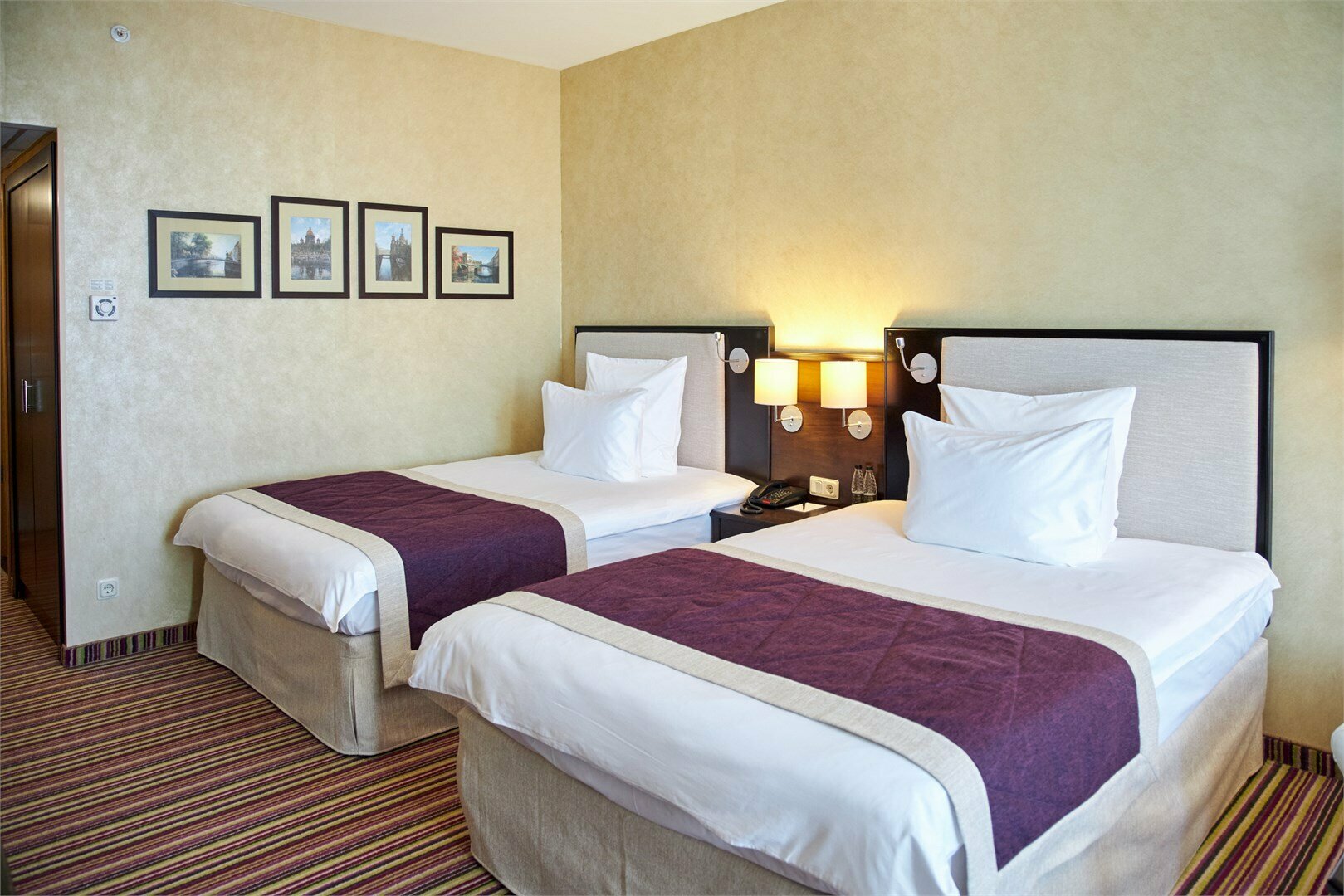 Стандарт с двумя кроватями и балконом | Вид на Неву