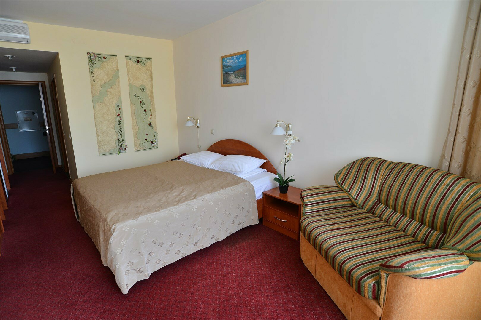 Номер-студия с кроватью размера «king-size»