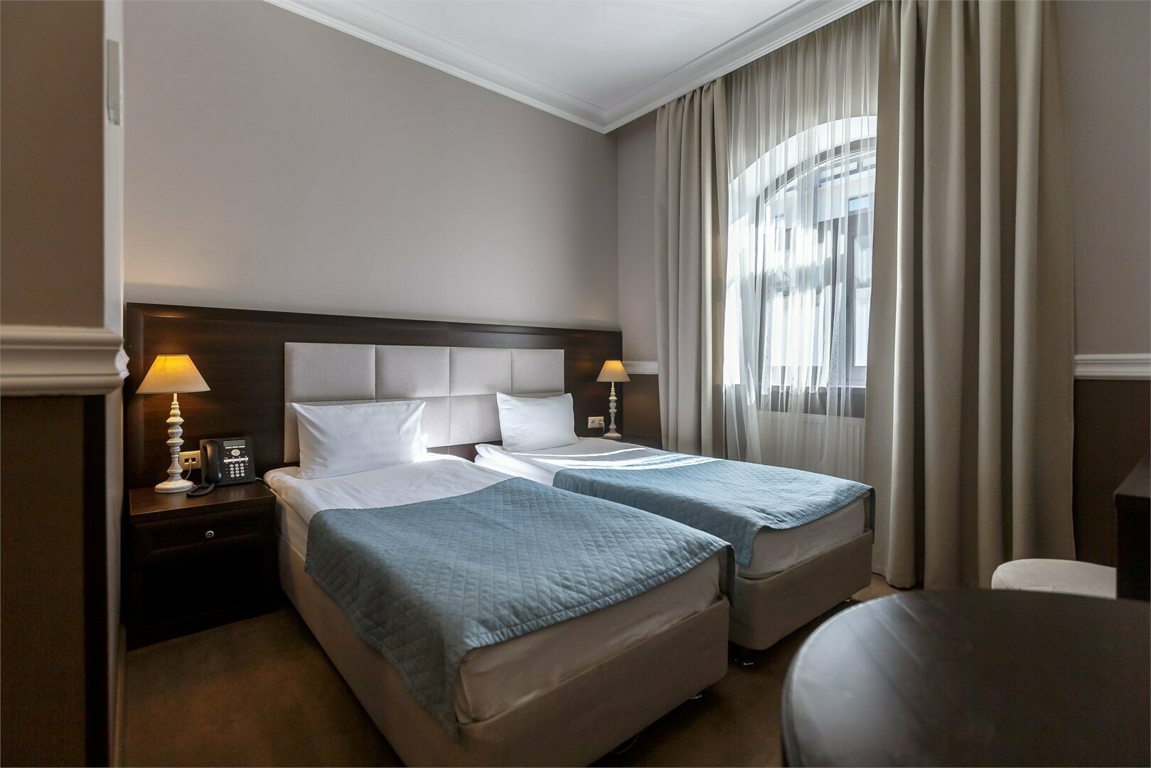 Стандартный двухместный номер с 2 отдельными кроватями и общей ванной комнатой