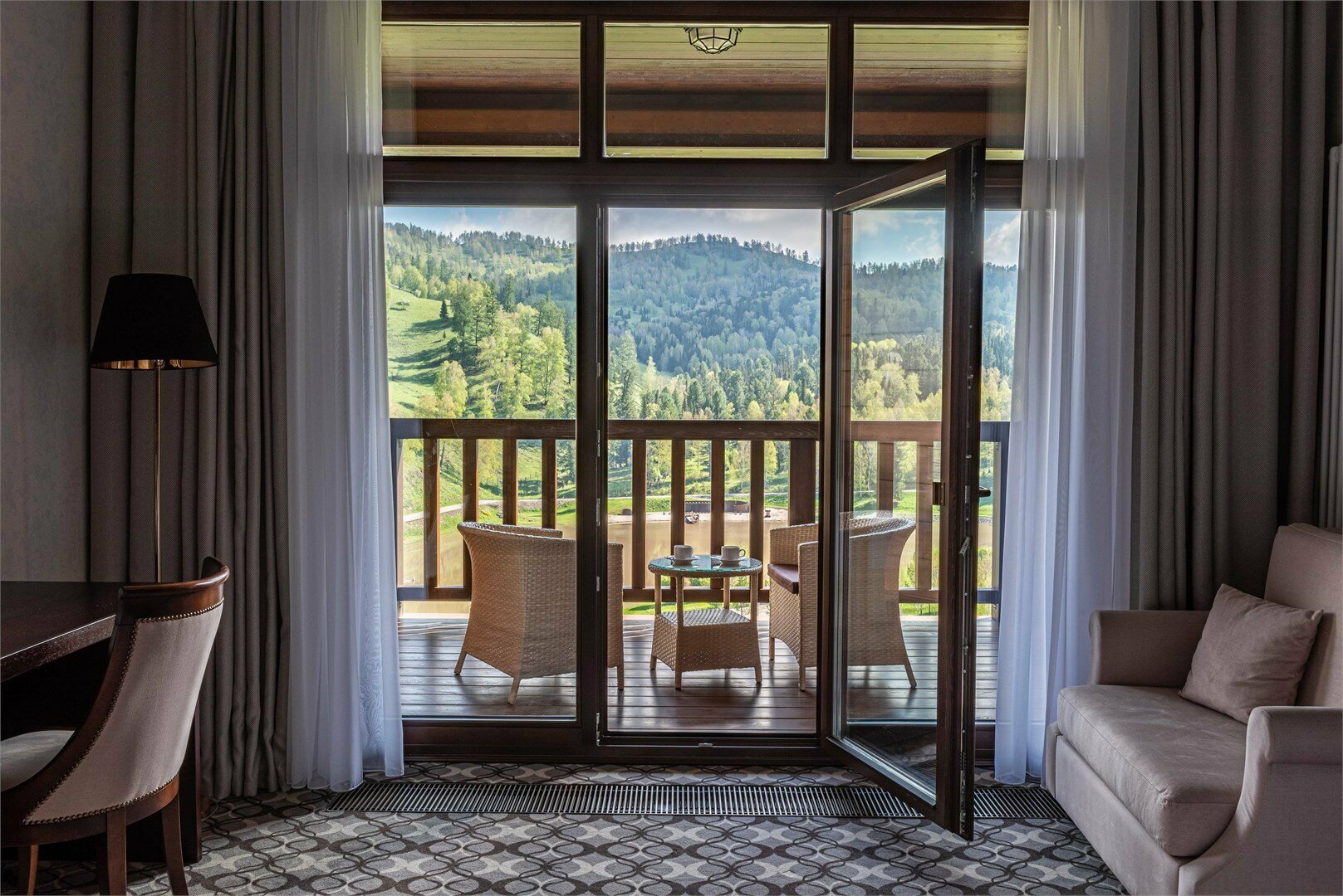 Улучшенный с террасой и видом на озеро в здании гостиницы "Эдельвейс"