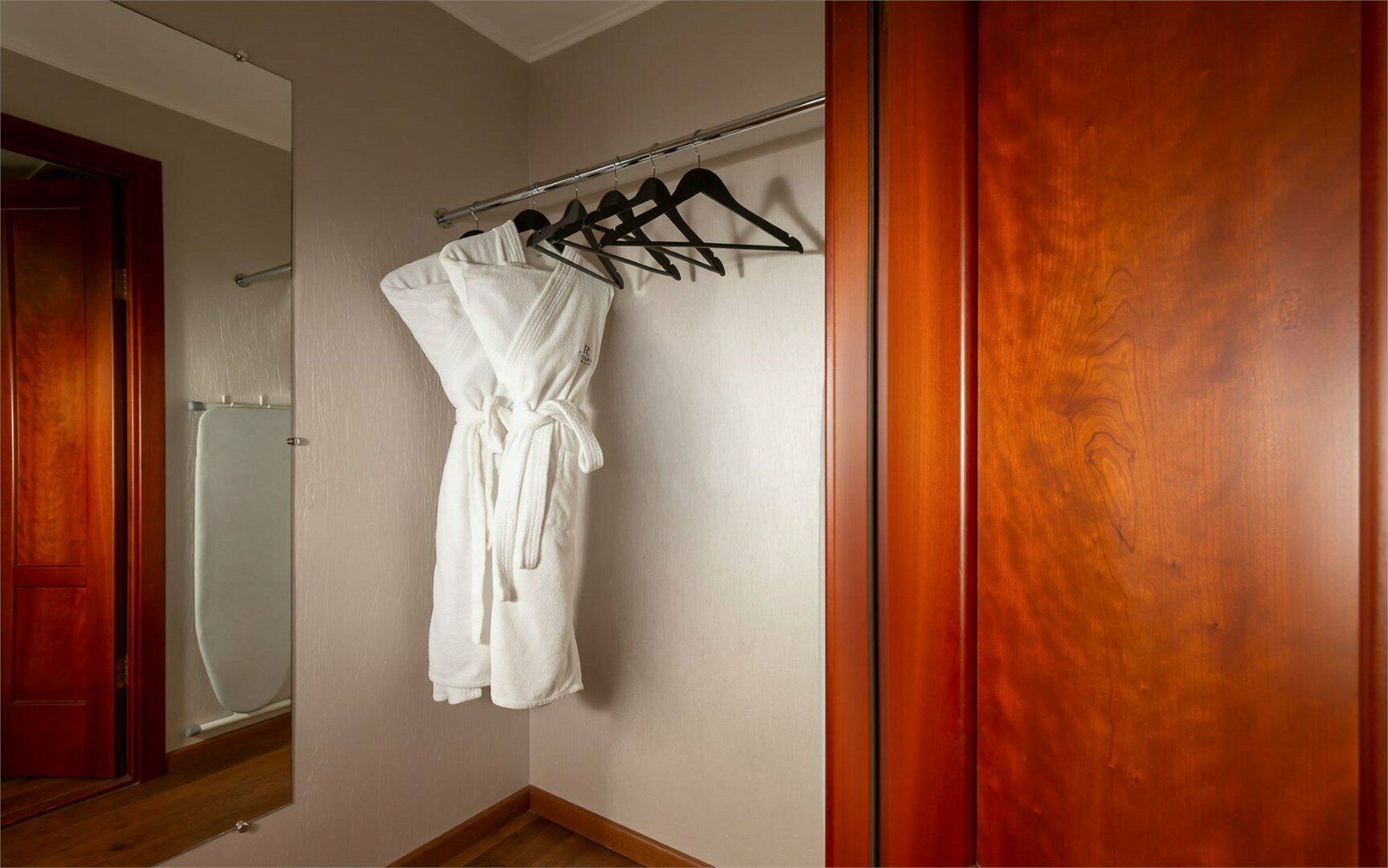 Супериор с двуспальной кроватью и диваном 4 этаж