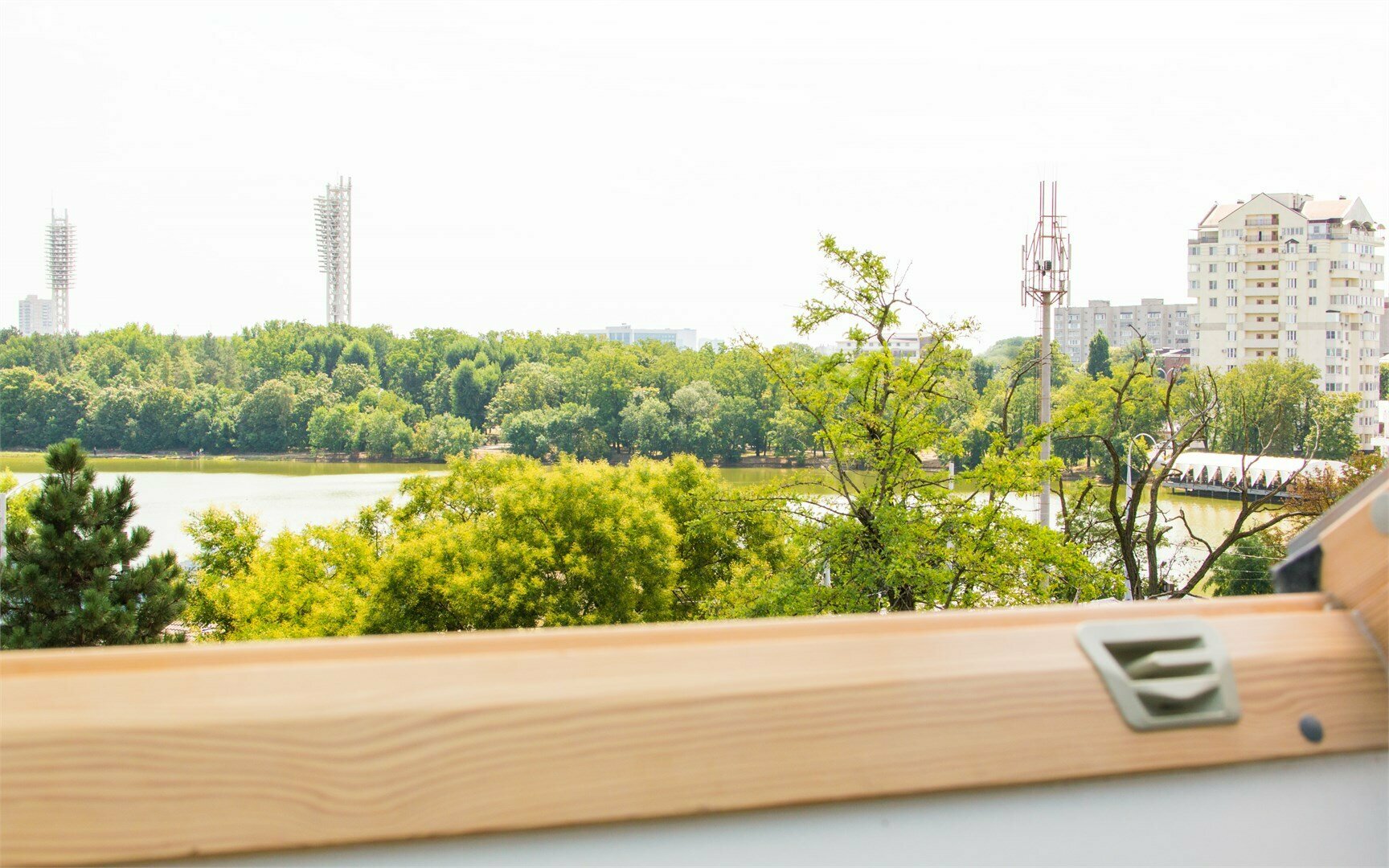 Семейный номер с видом на озеро