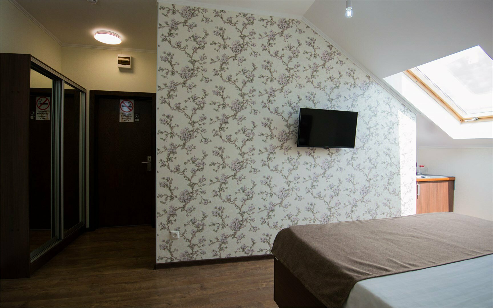 Семейный номер с видом на озеро