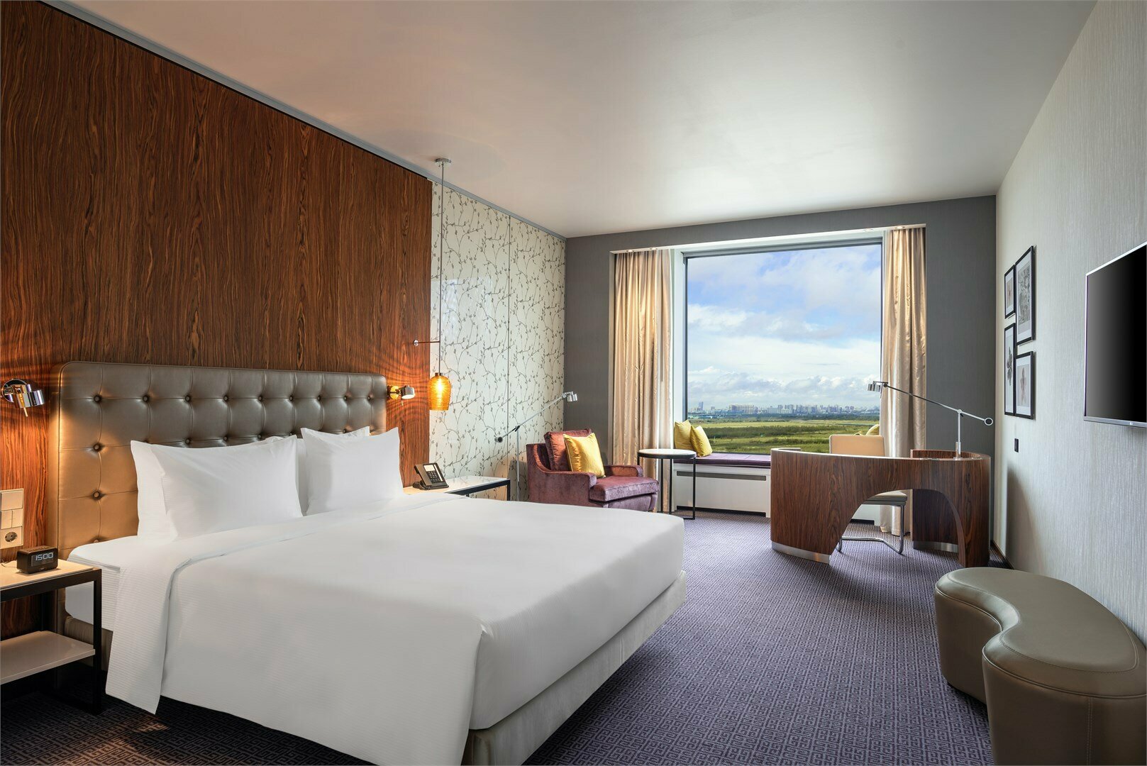 СЕМЕЙНЫЙ НОМЕР С ОДНОЙ БОЛЬШОЙ КРОВАТЬЮ (KING SIZE) И ДВУМЯ ОДНОСПАЛЬНЫМИ КРОВАТЯМИ