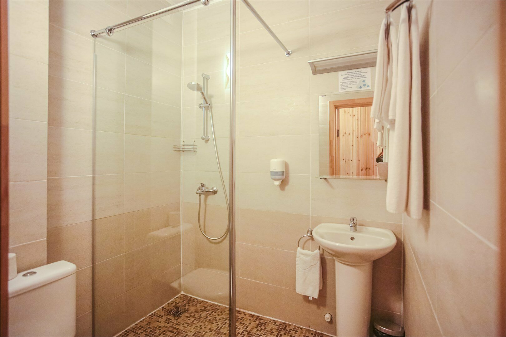 Стандартный номер с 2 односпальными кроватями и диваном