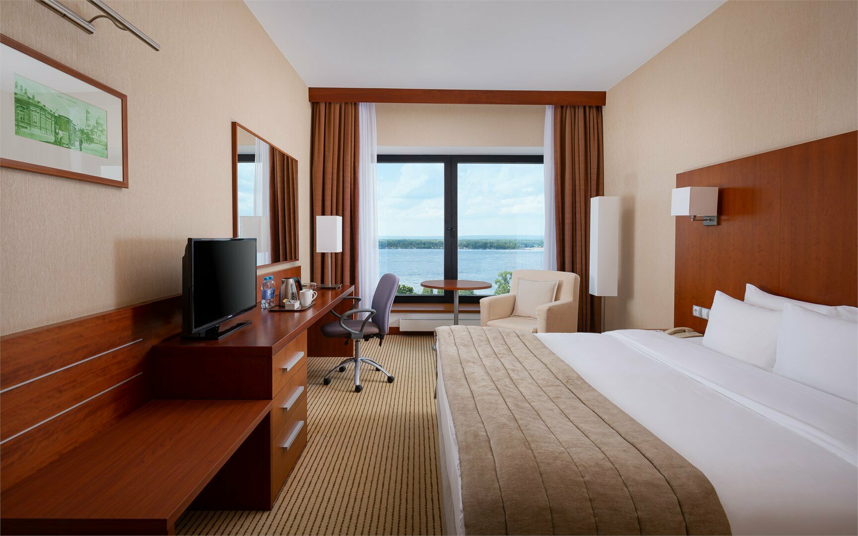 Улучшенный стандартный номер с кроватью king size с видом на Волгу