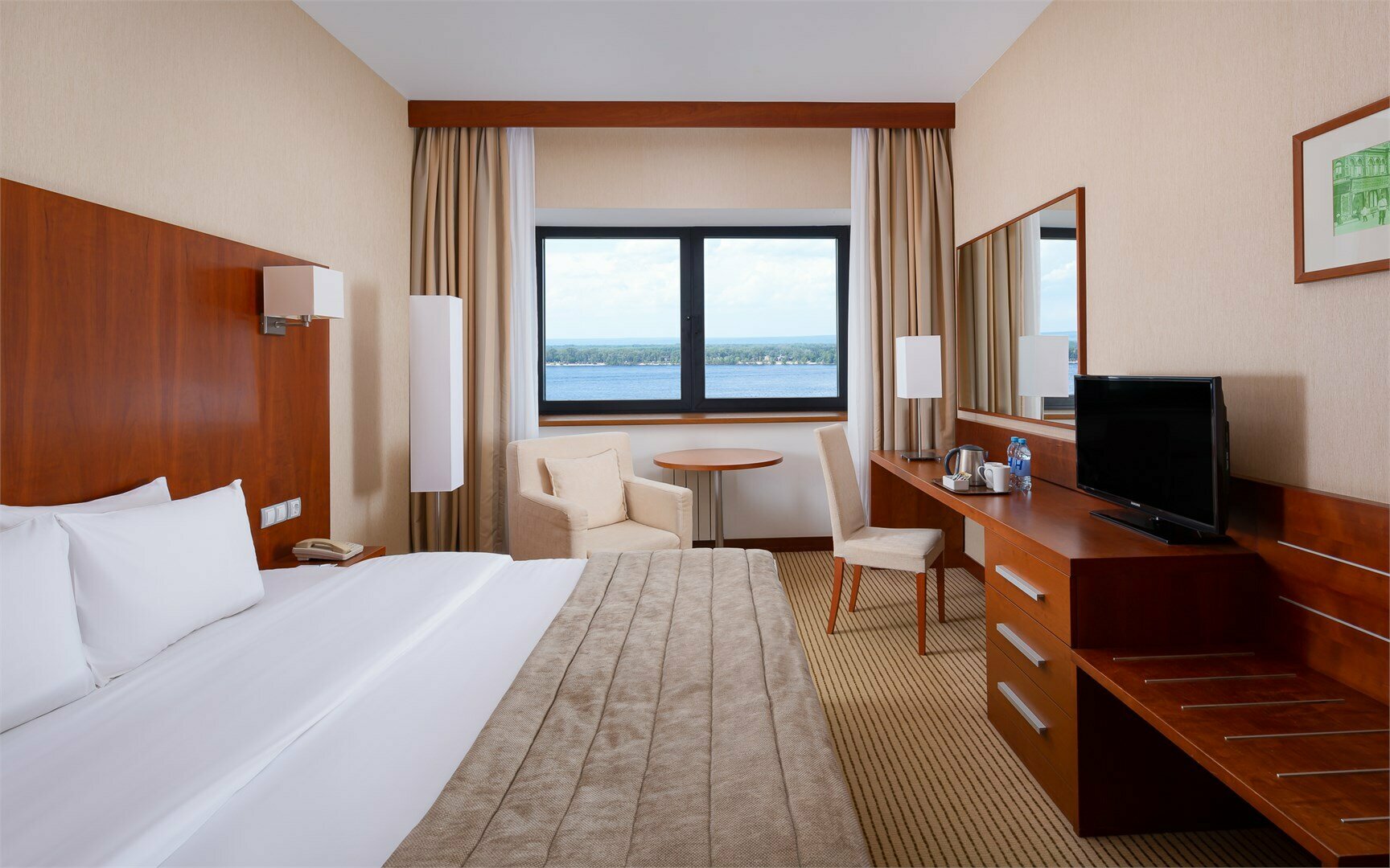 Стандартный номер с кроватью king size с видом на Волгу