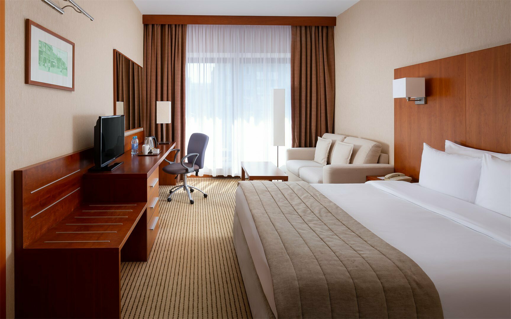 Улучшенный стандартный номер с кроватью queen size и диваном