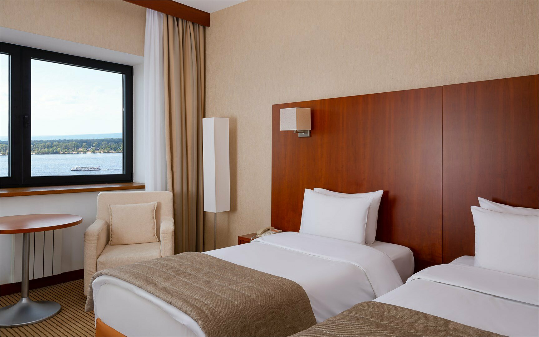 Стандартный номер с двумя раздельными кроватями с видом на Волгу