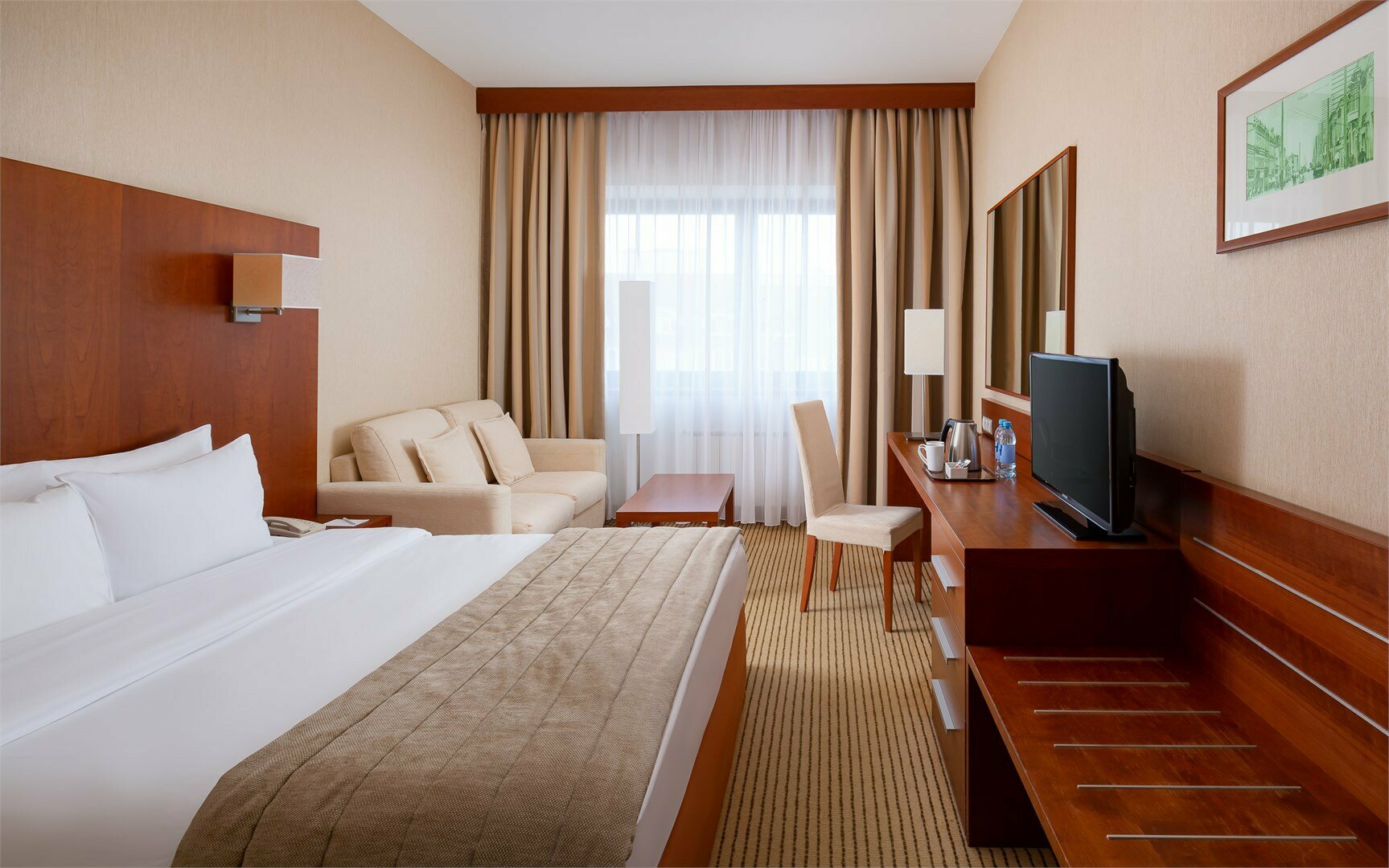 Стандартный номер с кроватью queen size и диваном