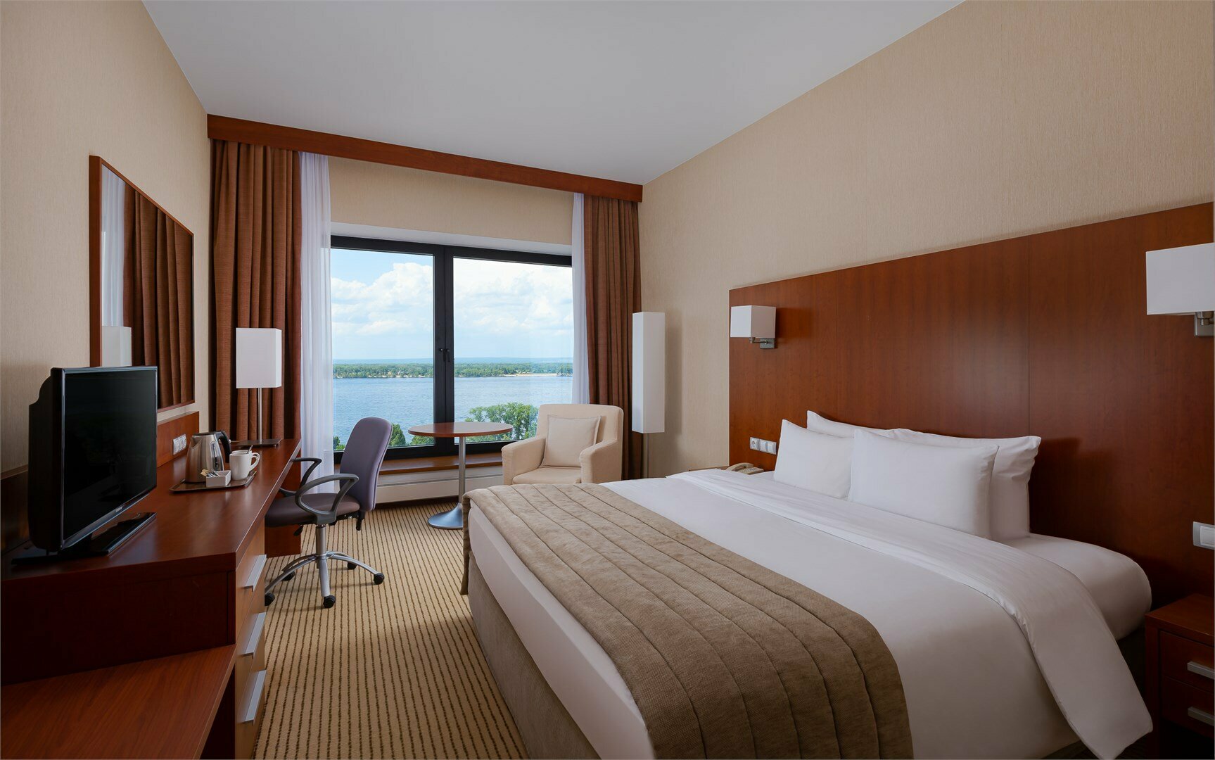 Улучшенный стандартный номер с кроватью king size с видом на Волгу