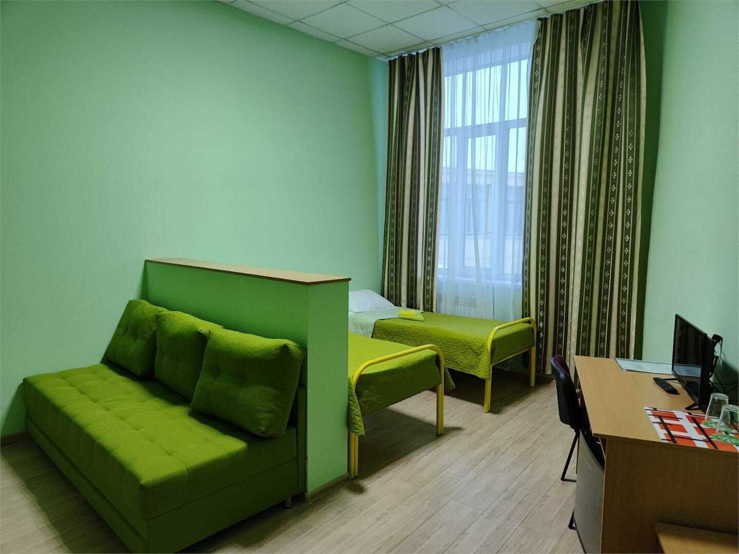 Двухместный номер с двумя односпальными кроватями и диваном