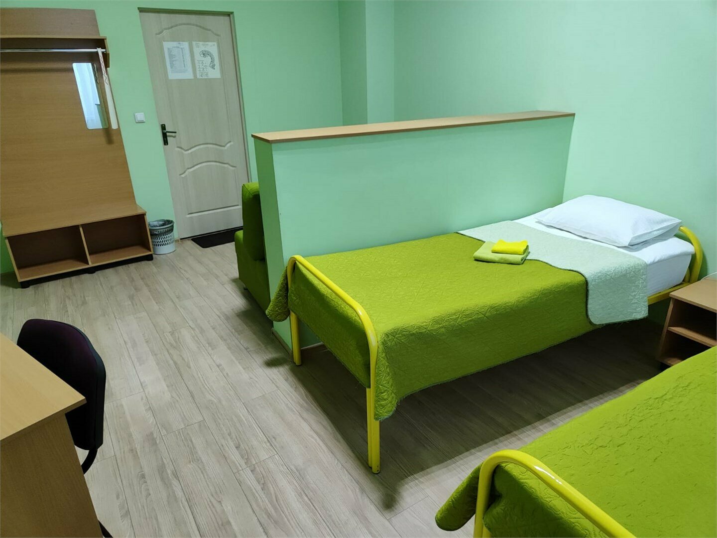 Двухместный номер с двумя односпальными кроватями и диваном