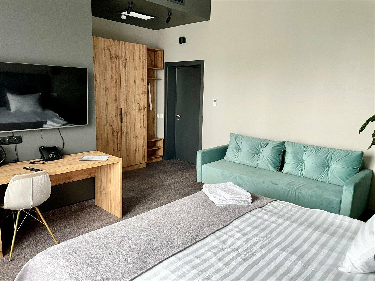 Полулюкс с ванной 2-местный + 2 дополнительных места