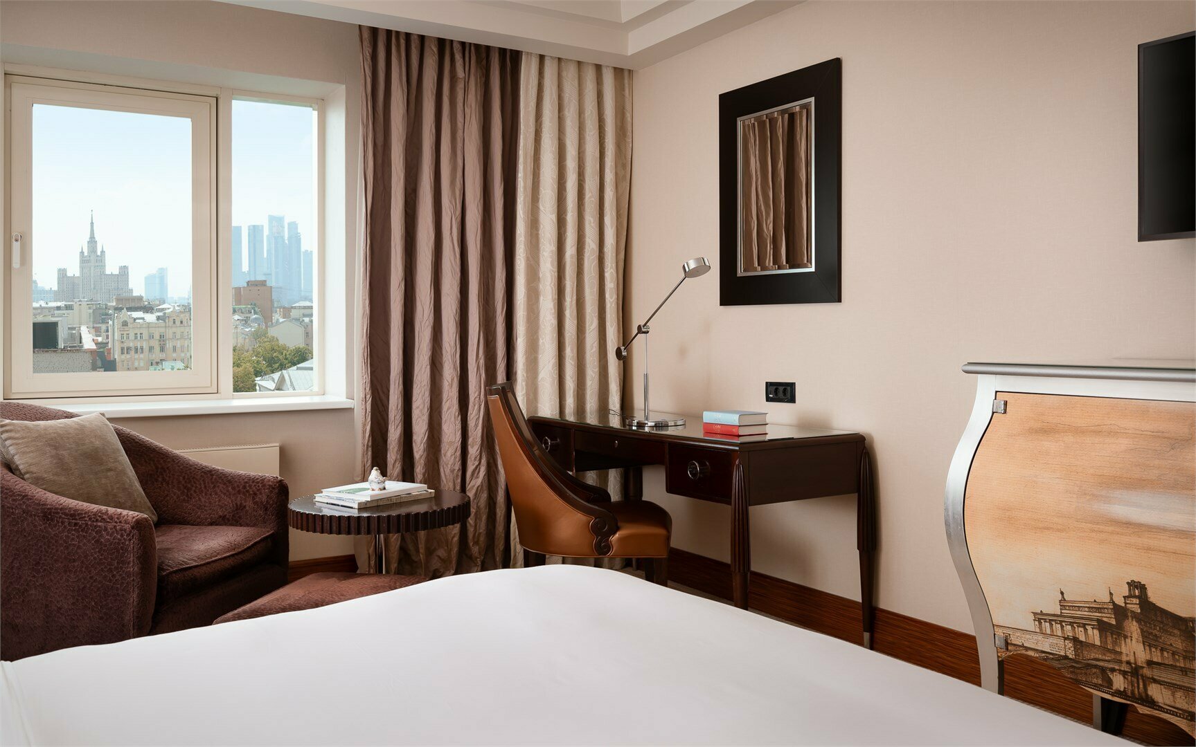 Делюкс с одной большой кроватью