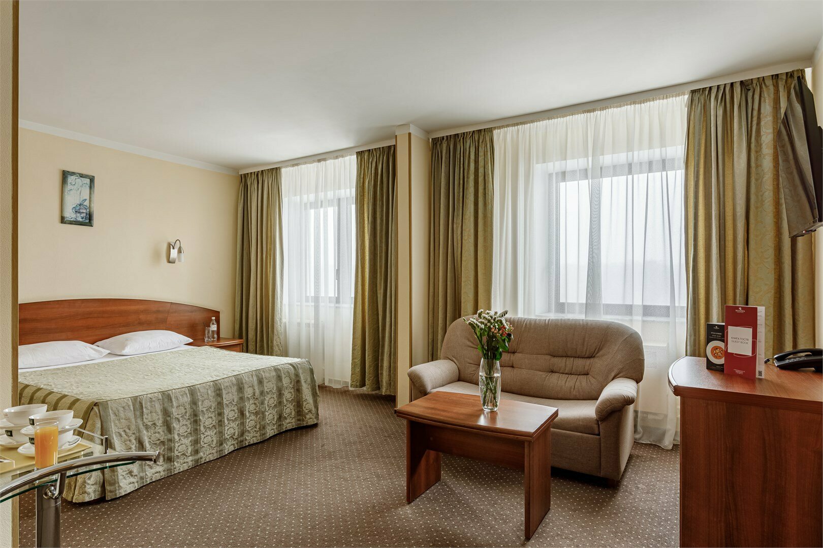 Семейный (Двухспальная кровать + детская двухъярусная)