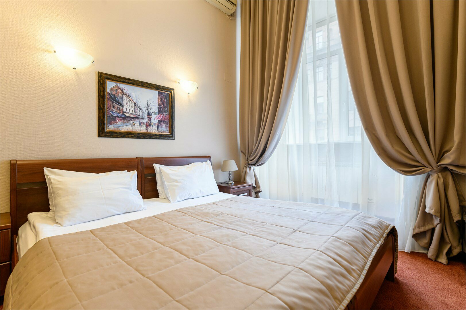 Семейный номер с 1 или 2 кроватями, кресло-кровать, вид на улицу