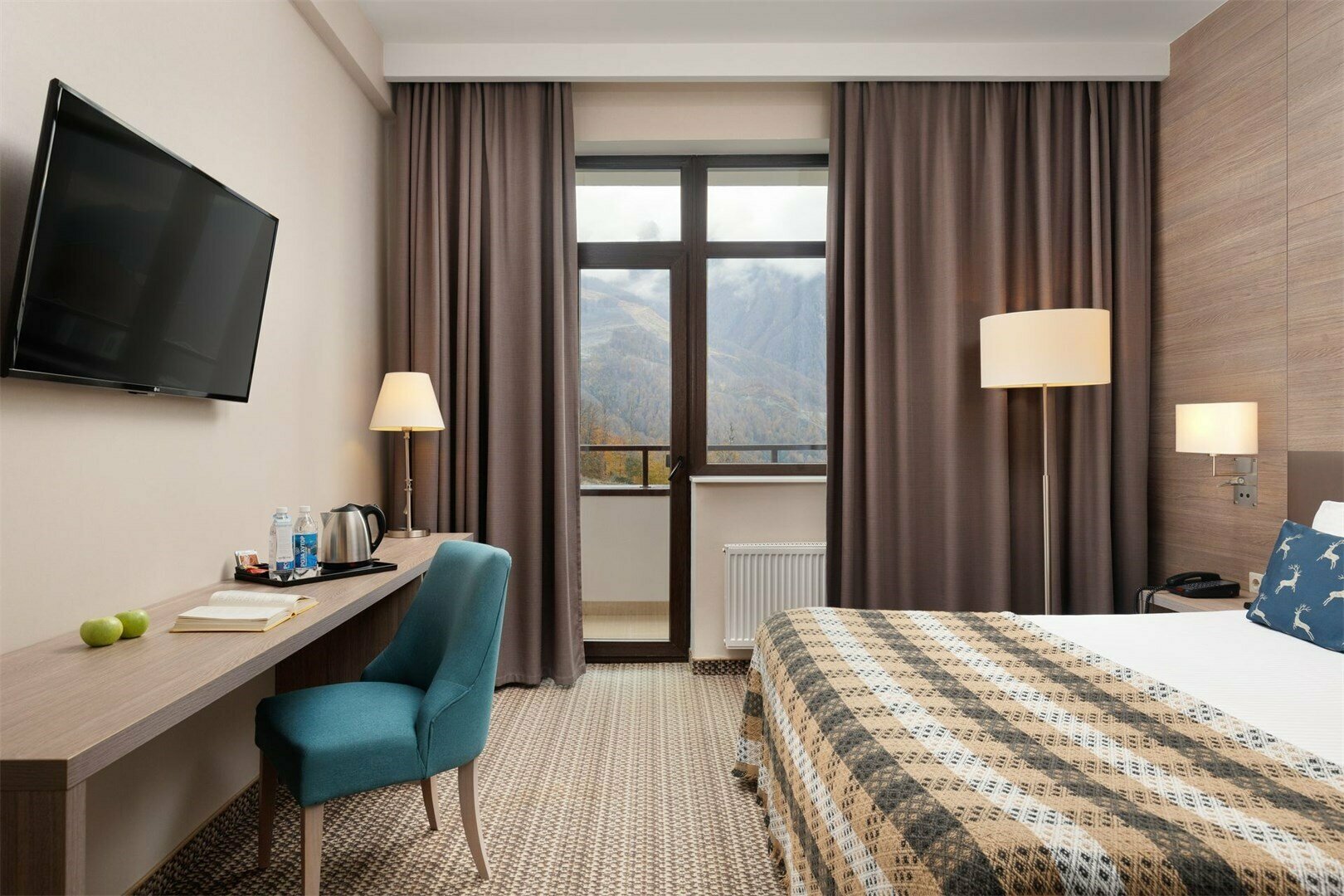 Стандартный двухместный номер с одной большой кроватью (с балконом)