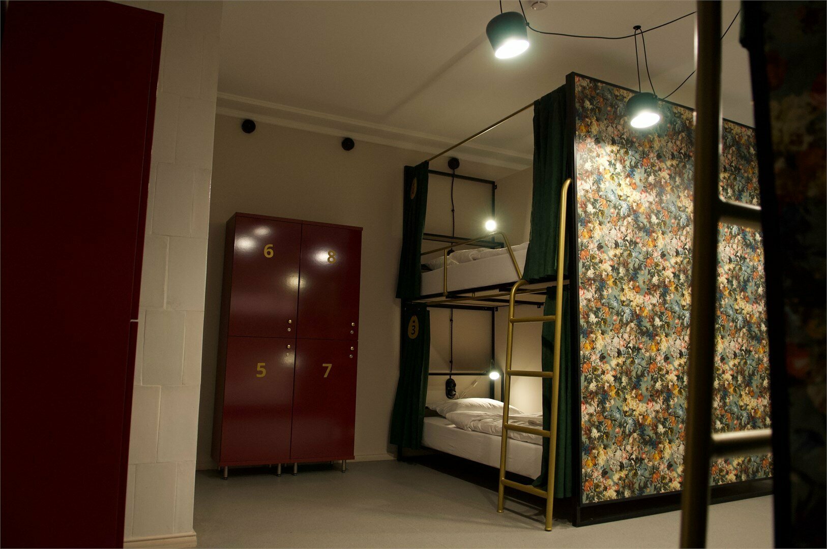Кровать в общем 8-местном номере для мужчин и женщин