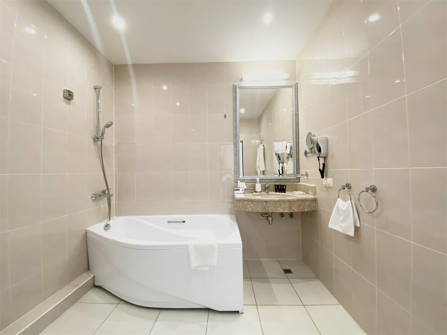 Джуниор Сюит