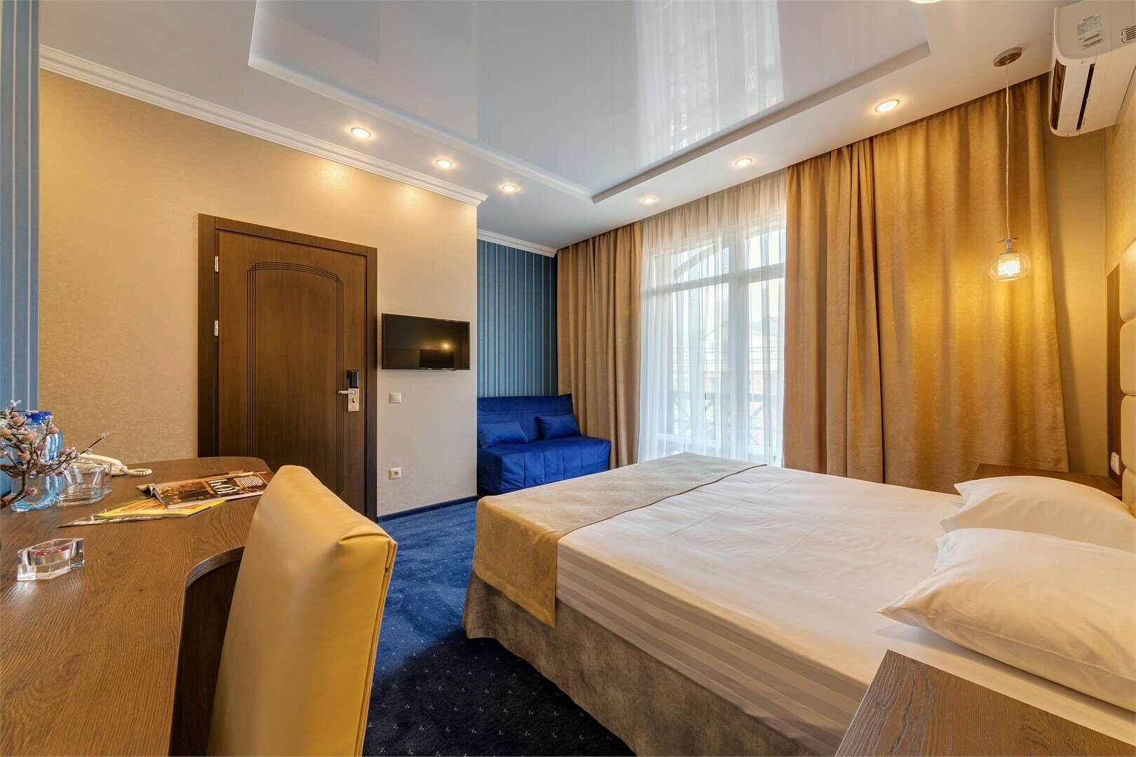 Стандарт с балконом и диваном