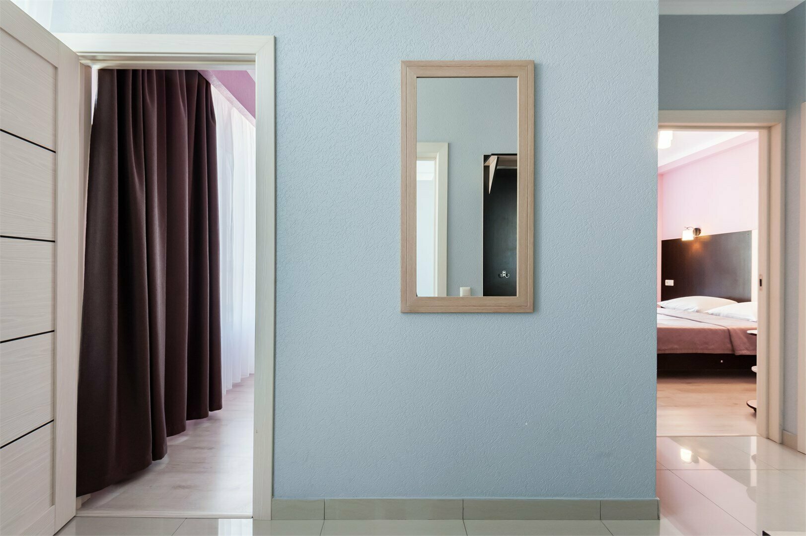 Стандарт в блоке с одной кроватью (общая ванная комната на два номера)