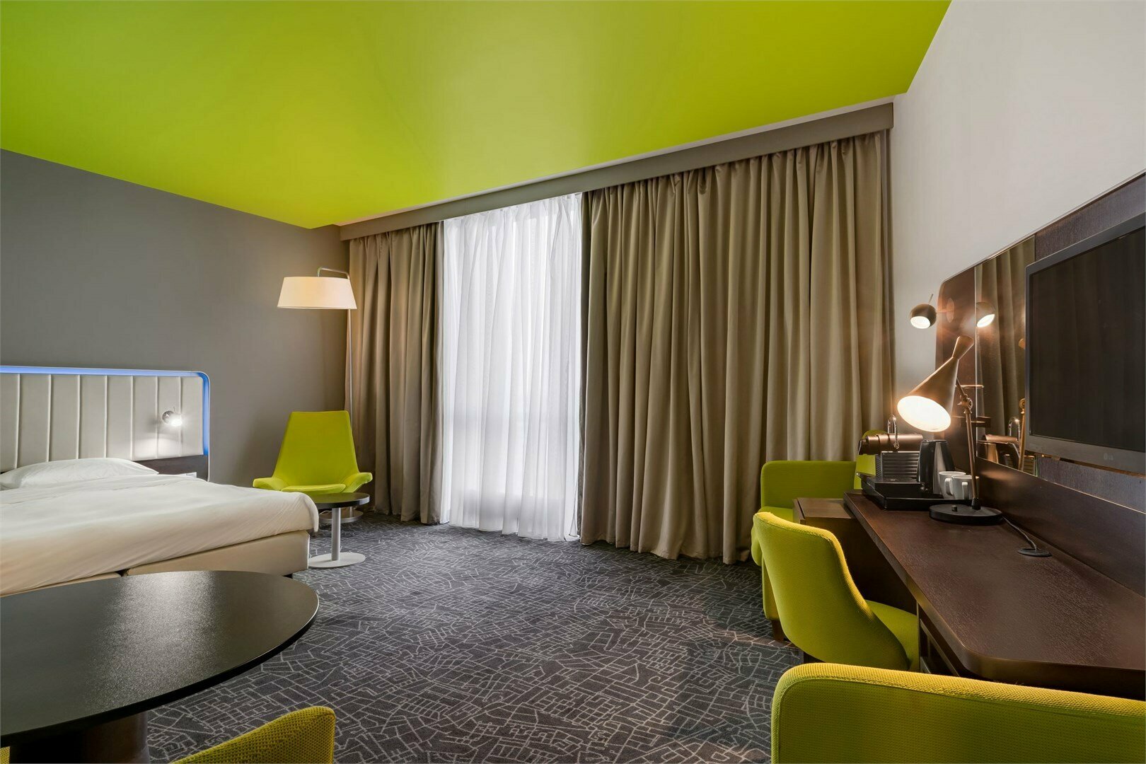 Семейный с одной большой кроватью