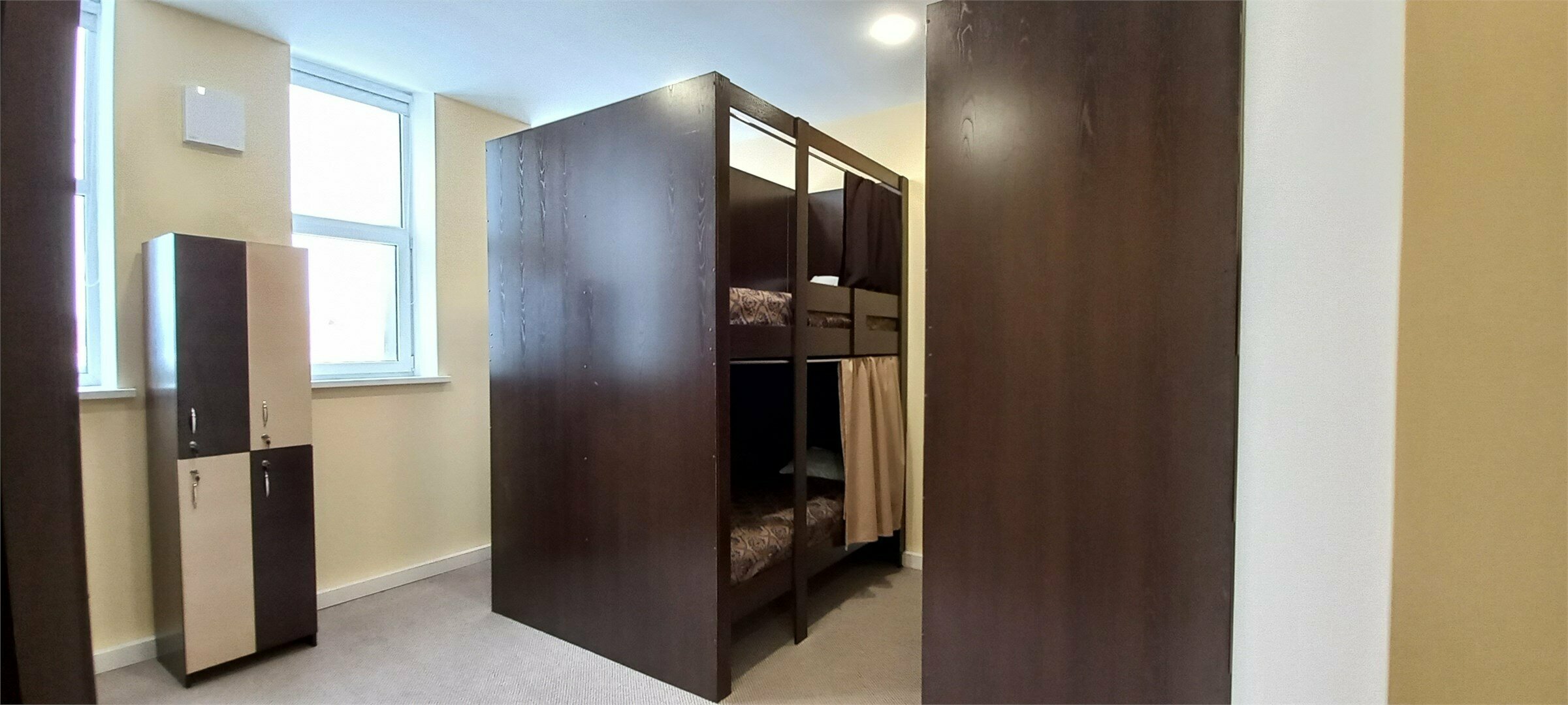 Спальное место на двухъярусной кровати в общем номере для мужчин и женщин