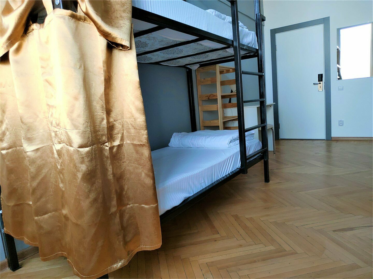 Нижнее место в женском 8ми местном номере №410