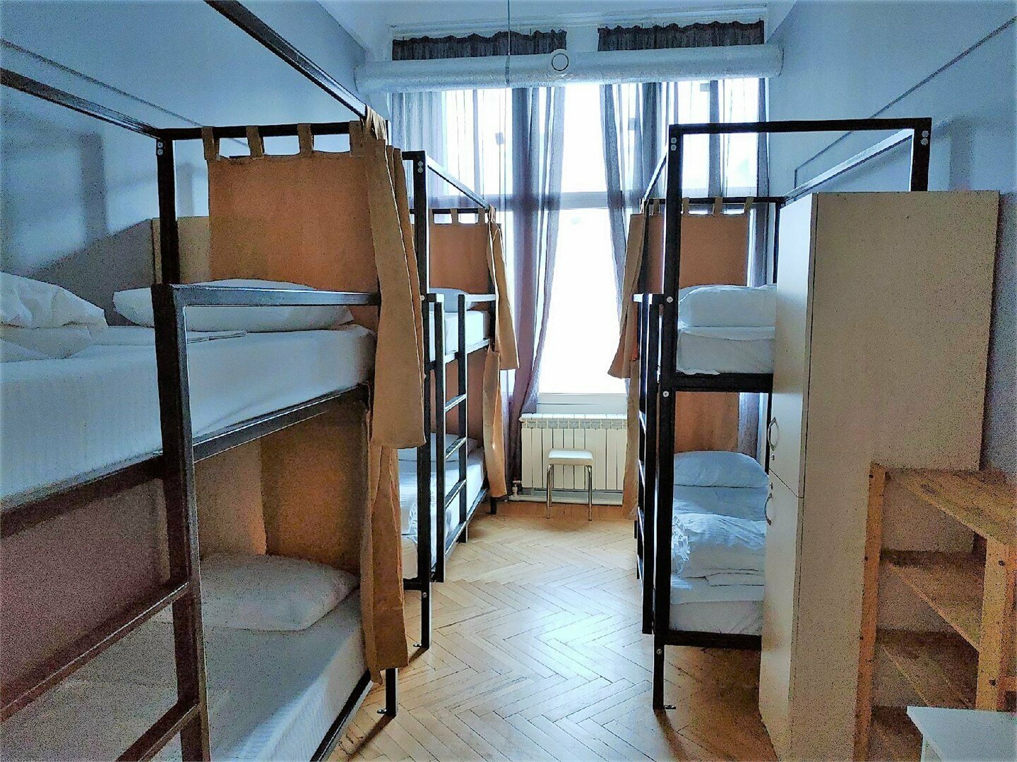 Верхнее место в мужском 6ти  местном номере №406