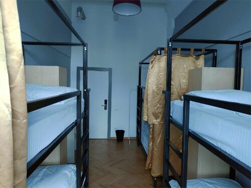 Верхнее место в мужском 6ти местном номере №405 в Bla Bla Hostel